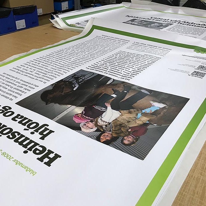 Frá vinnu við plaggatagerðina.