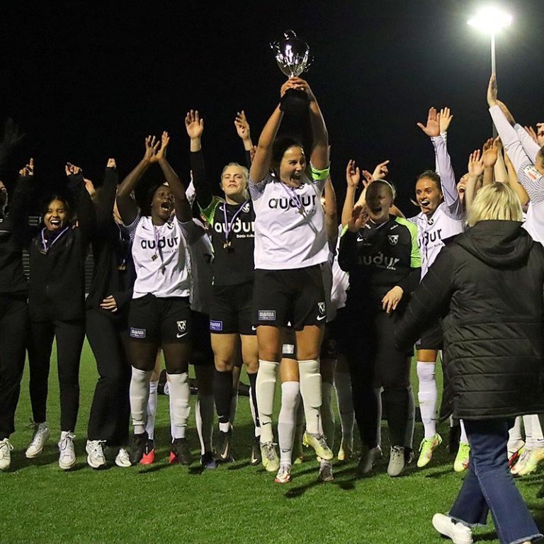 Fyrirliði FH lyftir bikarnum í kvöld. MYND: ÓAB