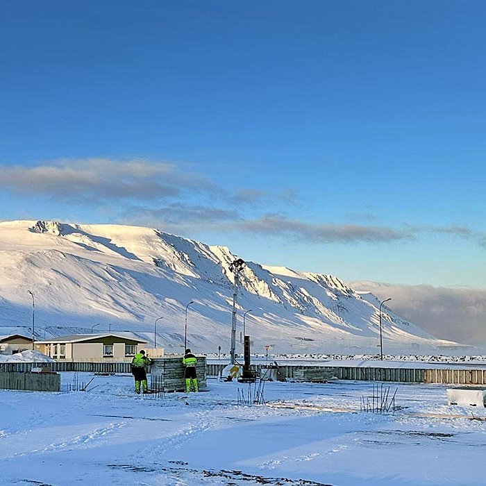 Þegar þessi mynd var tekin upp úr hádegi á Króknum í gær sýndi bílmælirinn -20°. Þrátt fyrir það voru iðnaðarmenn við vinnu í grunni iðnaðarhúsnæðis sem Vélsmiðja Grundarfjarðar er að reisa á horni Hegrabrautar og Strandvegar. Tindastóllinn alltaf flottur. MYND: ÓAB