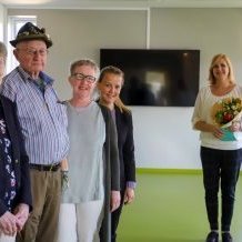 Erna Magnúsdóttir veitti styrknum viðtöku. Að sjálfsögðu var gætt að metrunum tveimur. Mynd: Ljosid.is