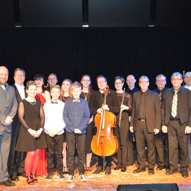 Hópurinn sem kom fram á tónleikunum. Mynd: Gunnar Rögnvaldsson.