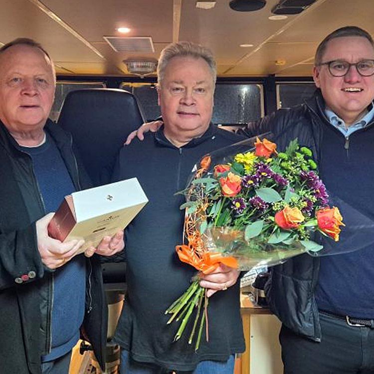 Gylfi Guðjónsson útgerðarstjóri og Friðbjörn Ásbjörnsson framkvæmdastjóri FISK Seafood ásamt Jonna í gær. MYND: FISK SEAFOOD