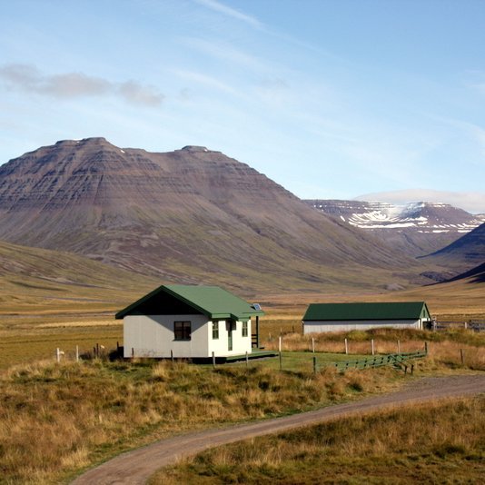 Fjall 4. september 2009, gangnamannahús og hesthús. Í baksýn er Heljarfjall en neðan undir því er Bygghólsreitur. Mynd: Byggðasaga Skagafjarðar.