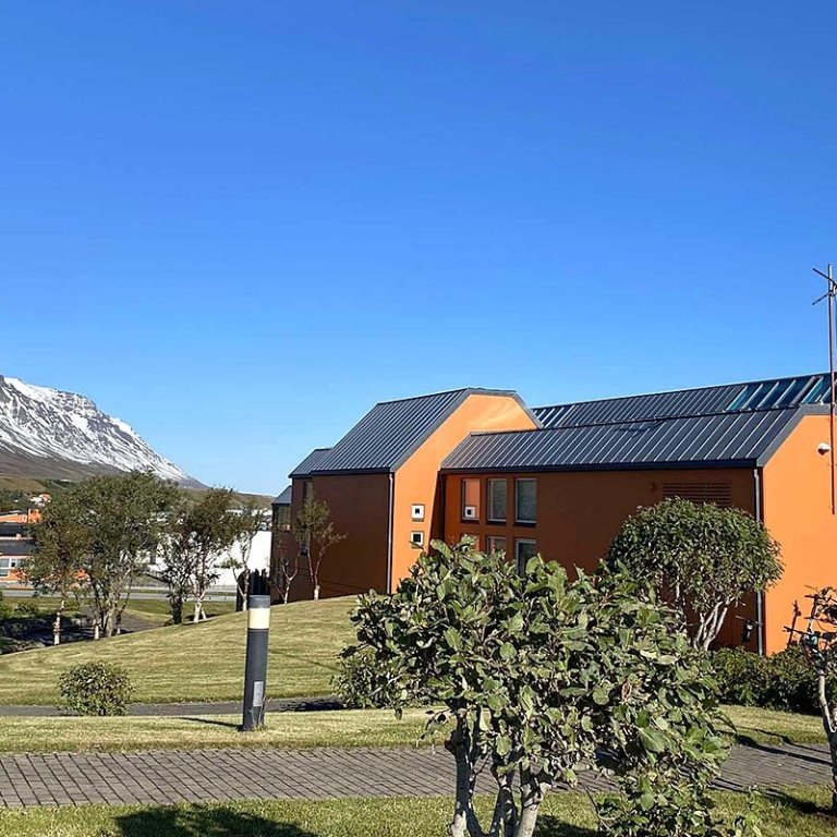 Það er fallegur dagur en flaggað í hálfa stöng við FNV. MYND: GG