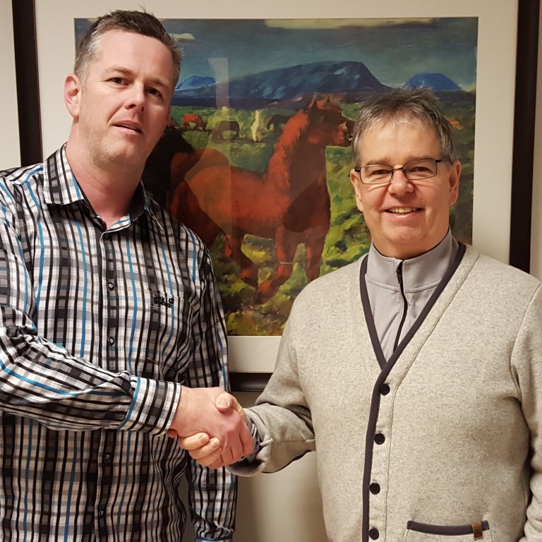 Frá vinstri á mynd: Sigurður Pálsson, rekstrarstjóri Fjölnet Reykjavík og Gunnar Svavarsson NLSH handsala samninginn.