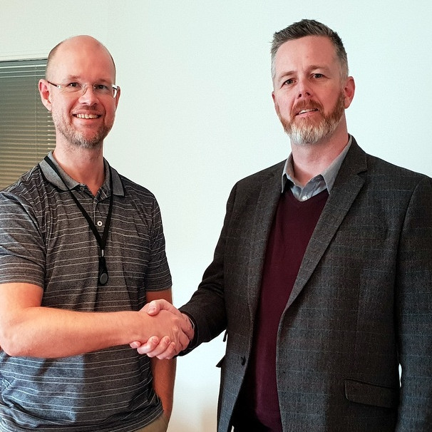 Frá vinstri Styrkár Hendriksson fyrir hönd Fjársýslu ríkisins og Sigurður Pálsson framkvæmdarstjóri Fjölnets. Aðsend mynd.