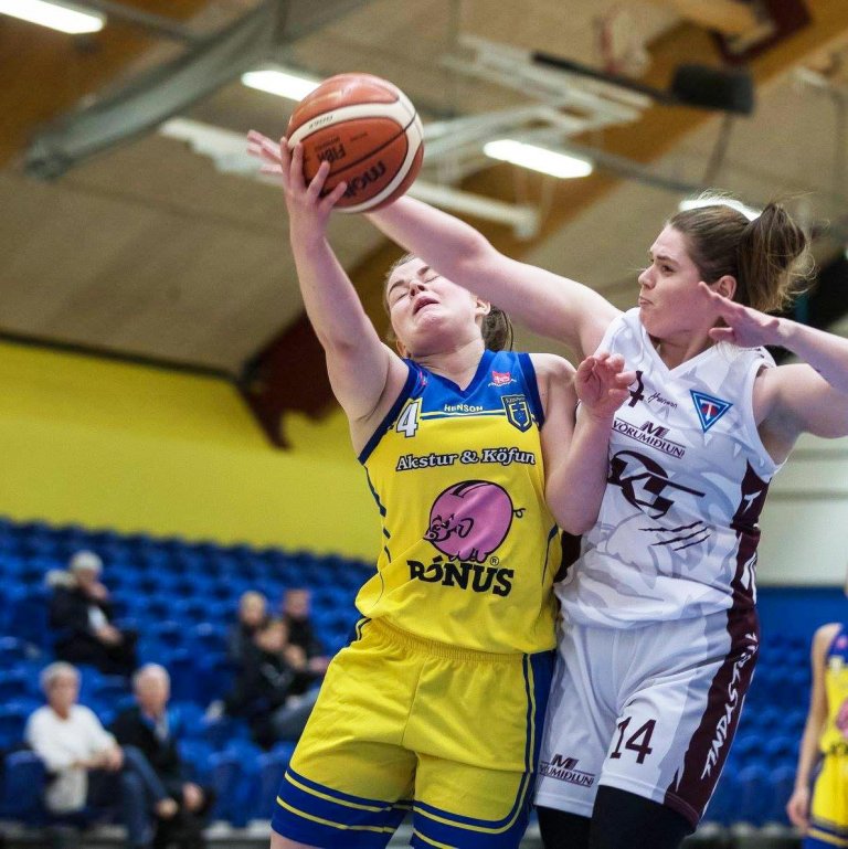 Kristín Halla í frákastabaráttunni gegn Fjölni. MYND: Af heimasíðu Fjölnis.