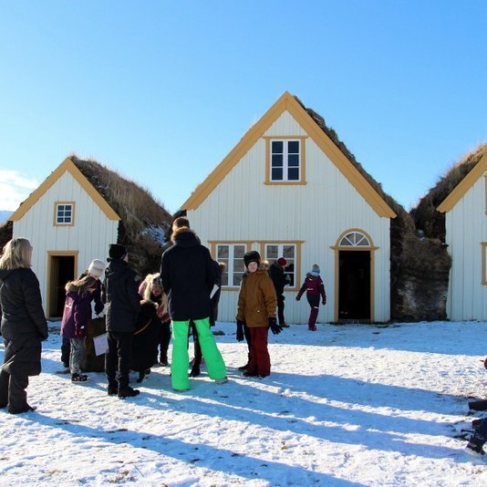 Fjölskyldufjör á fallegum degi. Mynd: Ylfa Leifsdóttir.