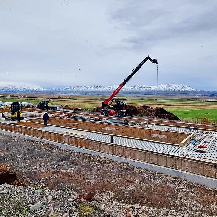 Hér er verið að reisa fjós í Flugumýrarhvammi í Blönduhlíðinni. „Fyrsta skóflustungan var tekin 15, maí,“ segir Þórunn Rögnvaldsdóttir bóndi en ábúendur vonast til að fjósið verði tekið í notkun næsta vor.   MYNd: ÞÓRUNN RÖGNVALDSDÓTTIR