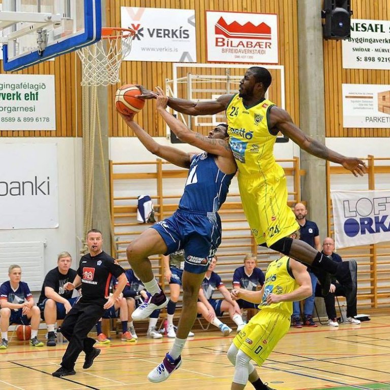 Flenard Whitfield á flugi. Mynd af Karfan.is