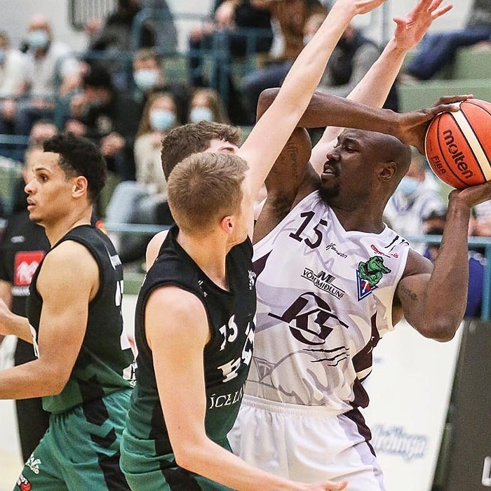 Þórsarar sækja að Flenard Whitfield í gær en kappinn gerði tíu stig og sigurstigin af vítalínunni þegar 0,2 sekúndur voru eftir. MYND: HJALTI ÁRNA