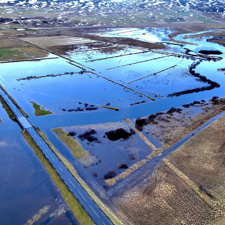 Brúin yfir Fljótaá næst á myndinni og sér yfir að Ketilási efst til vinstri. MYND: HALLDÓR GUNNAR