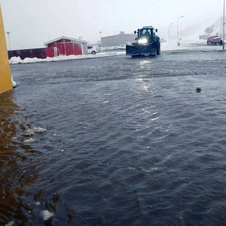 Svona er ástandið við húsnæði Fisk Seafood á Eyrinni en sjór hefur gengið á land í því brimróti sem nú er í norðanáttinni. Mynd: Atli Freyr Kolbeinsson.