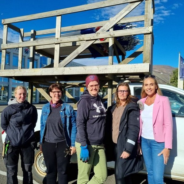 Sveitarstjórnarkonur flagga fyrir fótboltakonum. Jóhanna Ey, Sólborg, Hrund, Sigurlaug Vordís og Álfhildur sáu um að flagga í dag. Mynd af heimasíðu Skagafjarðar.