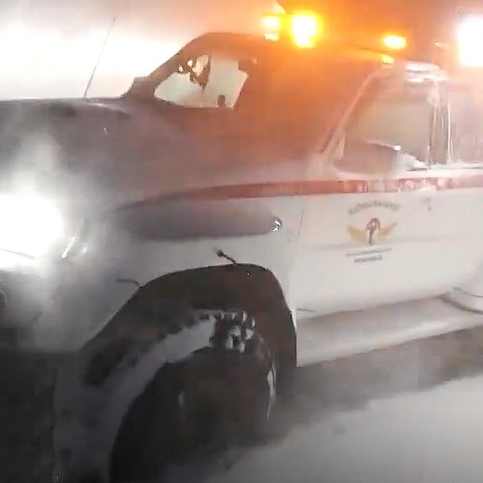 Bifreið frá Flugbjörgunarsveitinni í Varmahlíð í veðurhamnum á Vatnsskarði. SKJÁSKOT