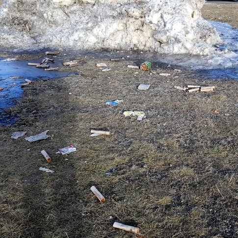 Svona vill enginn hafa umhverfi sitt eftir gott gamlárskvöld. Í ruslið með draslið. Myndin er tekin í mars 2018: PF.