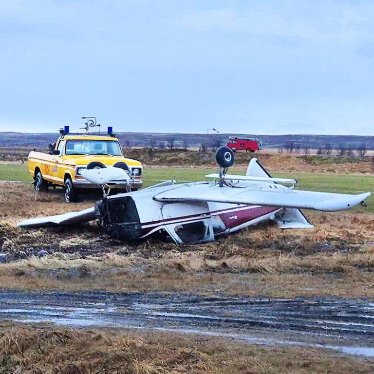 Vélin sem er af gerðinni Piper Cherokee, á hvolfi nú í morgun. AÐSENDAR MYNDIR