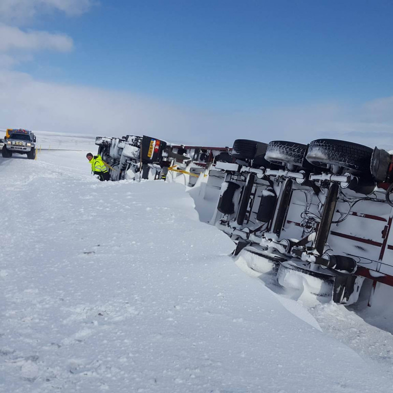 Flutningabíll fór út af veginum á Hotavörðuheiði enveður var afar slæmt. Mynd: Lögreglan á Norðurlandi vestra.