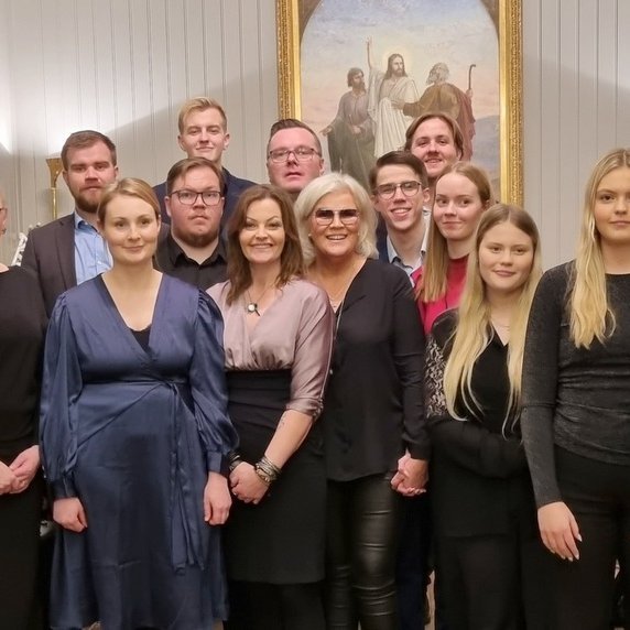 Söngvarar og flytjendur á styrktartónleikum Fjölskylduhjálpar Skagafjarðar um síðustu helgi. Jóhanna Marín, Sveinn Rúnar, Margrét Petra, Fúsi Ben, Eysteinn Ívar, Sigurlaug Vordís, Vignir Kjartans, Elva Björk, Ingi Sigþór Sigvaldi Helgi, Hrafnhildur Ýr, Flóra Rún og Emelíana Lillý. Á myndina vantar Emmu Dallilju, ömmubarn. Aðsend mynd. Aðrar myndir: Skáskot af Emmu Dallilju: Margrét Petra en hinar tók Þorbjörg Harðardóttir.