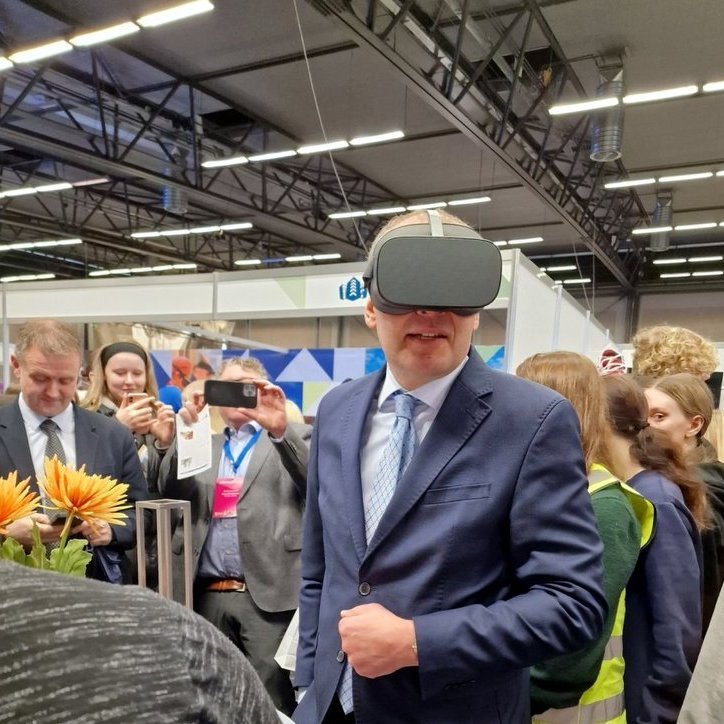 Forseti Íslands skoðar Drangey í sýndarveruleika í kynningarbás FNV. Mynd: Fnv.is.