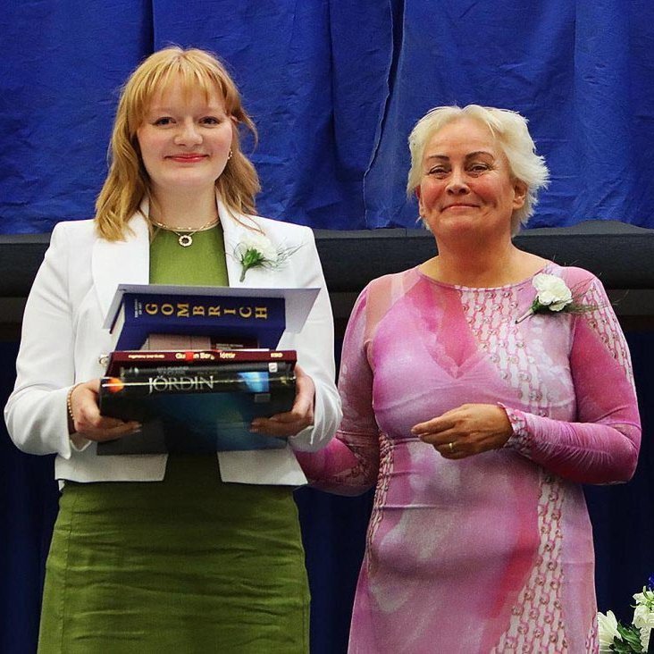 Ingileif ásamt einum nemanda sem hlaut viðurkenningar við brautskráningu FNV 28. maí síðastliðinn. MYND: ÓAB