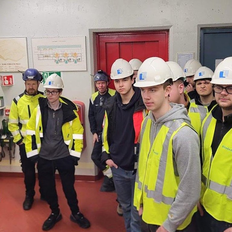 Nemendur mættir í Blönduvirkjun. MYNDIR AF FNV.IS