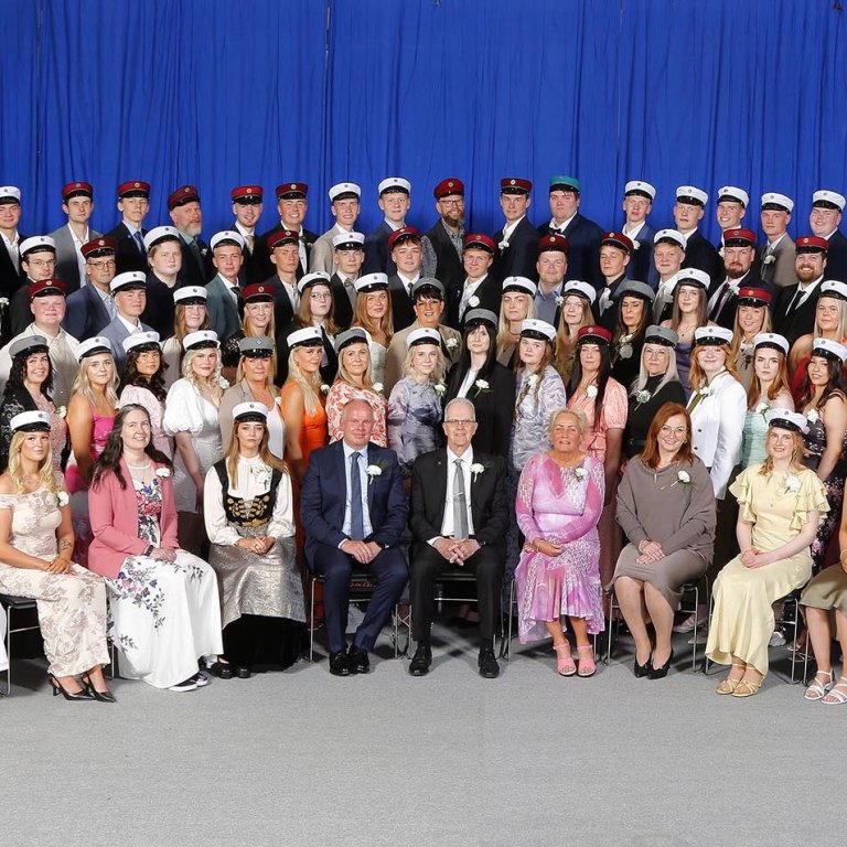 Nemendur Fjölbrautaskóla Norðurlands vestra sem viðstaddir voru brautskráninguna ásamt Ingileif, Kela og Kristjáni Bjarna sem öll láta af störfum að skólaári loknu. MYND: HINIR SÖMU