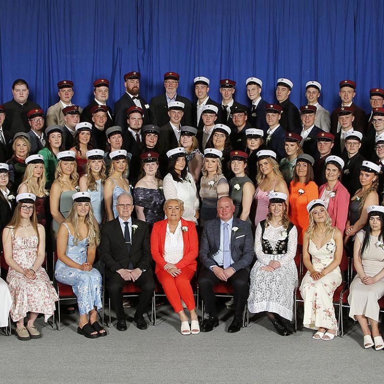 Glæsilegur hópur brautskráningarnema ásamt stjórnendum skólans. MYND: PIB