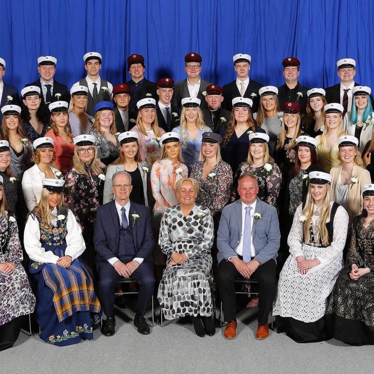 Hér má sjá þá brautskráningarnemendur sem sáu sér fært að mæta til leiks í dag ásamt stjórnendum FNV. MYNDIR: HINIR SÖMU