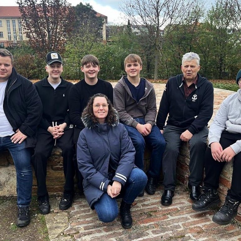 Nemendur og kennarar í góðu yfirlæti í tékkneskum garði. MYND: FNV.IS