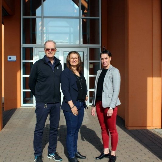 Frá vinstri: Þorkell skólameistari, Unnur Valborg framkvæmdastjóri SSNV og Anna Hlín verkefnisstjóri. Mynd: fnv.is.