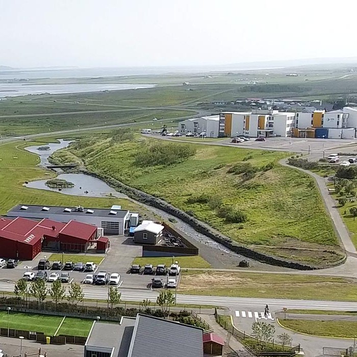 Verknásmhús til vinstri og Bóknámshús FNV lengst til hægri. Heilbrigðisstofnunin á Sauðárkróki fjær og Sauðáin rennur fögur fyrir miðju. MYND: HINIR SÖMU / JÓN ARNAR