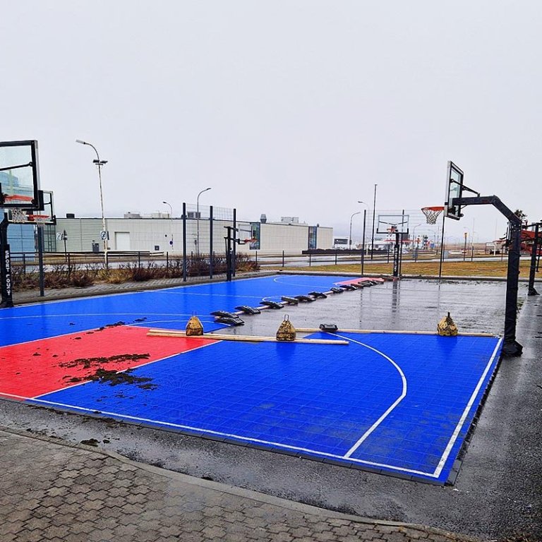 Völlurinn við Árskóla var ekki alveg upp á það besta eftir rokið og rigninguna í vikunni. MYND: ÓMAR BRAGI/SKÍN VIÐ SÓLU