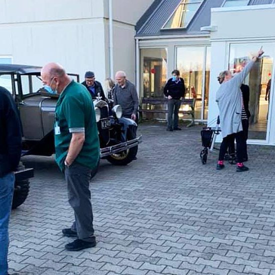 Gestir Dvalarheimilisins skoða sjálfrennireiðarnar. MYNDIR: SIBBI OG BÁRA