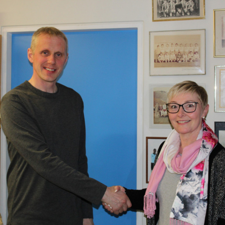 Sigurjón býður Margréti velkomna til embættis. Mynd: Tindastóll.is.