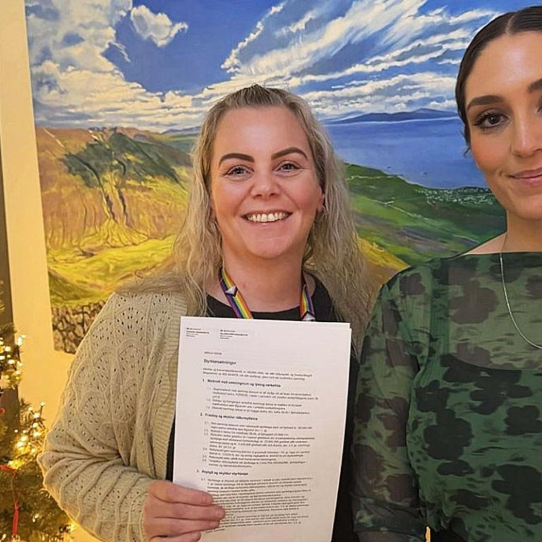 Berglind Hlín Baldursdóttir deildarstjóri stoðþjónustu ásamt Alexöndur Jóhannesdóttur sveitarstjóra. MYND AF SKAGASTRÖND.IS