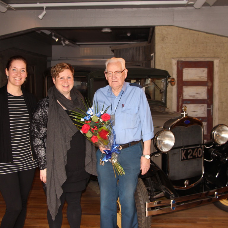 Myndatexti:Frá vinstri: Berglind Þorsteinsdóttir verkefnisstjóri pökkunar, dr. Guðný Zoëga deildarstjóri fornleifadeildar BSk og Björn Sverrisson fv. eldvarnaeftirlitsmaður á Sauðárkróki og eigandi fornbifreiðarinnar. Mynd/PIP