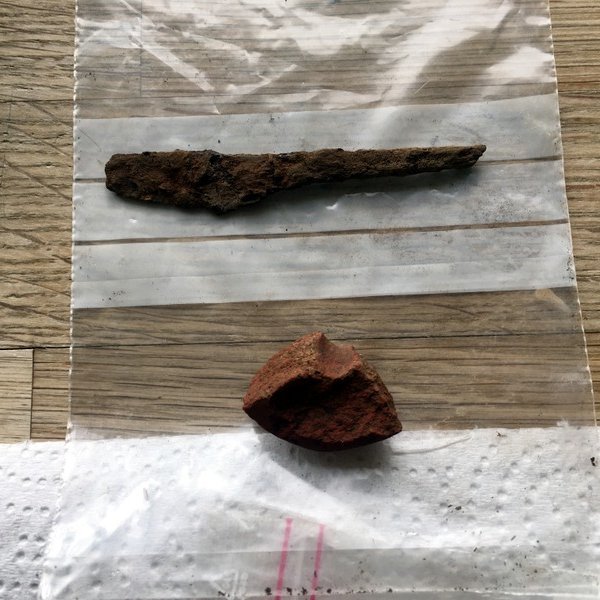 Hnífsblað og brot úr snældusnúð. Mynd: mast.is