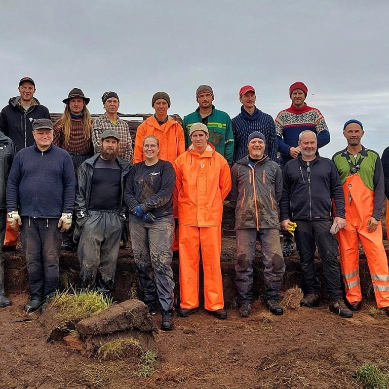 Nemendur og kennarar Fornverkaskólans glaðbeittir á Syðstu-Grund. MYNDIR: FORNVERKASKÓLINN