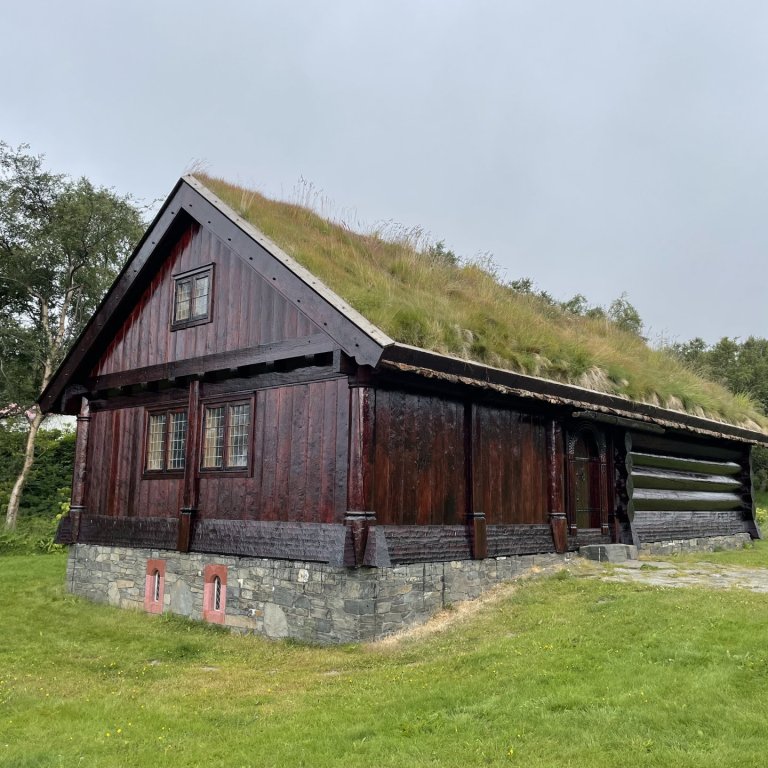 Auðunarstofa upp á sitt besta. Húsið verður tjargað á ný á námskeiði í september. MYND AÐSEND.
