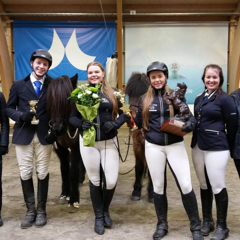 Myndatexti: Flott lið hestaíþróttafólks úr FNV ásamt kennara sínum Arbdísi Brynjólfsdóttur. Mynd: Magnús Svavarsson.