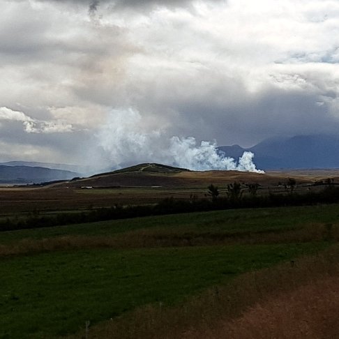 Eflaust hefur mörgum brugðið í brún þegar mikinn reyk lagði frá Álftagerði í Skagafirði föstudaginn fyrir viku. Engin hætta var þó á ferðum því verið var að brenna timbur úr fjárhúsunum. Mynd: PF.