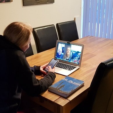 Tími að hefjast í sögu hjá Helga Hannessyni í gærmorgun. Mynd: PF