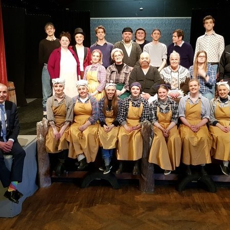 Forsetahjónin mættu á sýningu Leikfélags Sauðárkróks í Bifröst sl. sunnudagskvöld og skemmtu sér afskaplega vel að eigin sögn. Vildu þau hitta leikhópinn eftir sýningu og áttu gott spjall um hin ýmsu mál. Svo var stillt upp í myndatöku en sóttvarnaaðgerðir öftruðu því að þau blönduðu sér meira í hópinn en sést á myndinni. Mynd: PF.