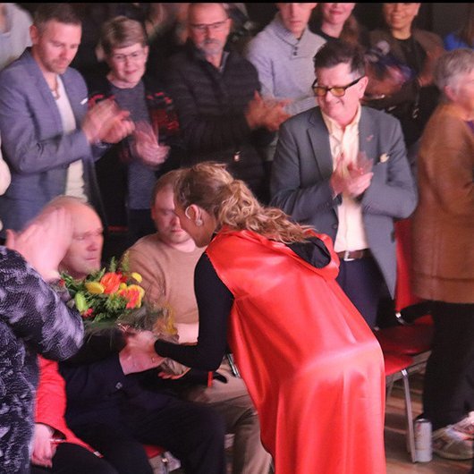 Sjálfur lagahöfundurinn og goðsögn íslenskrar tónlistarsögu, Gunnar Þórðarson, var viðstaddur frumsýninguna. Mynd af FB-síðu Leikflokks Húnaþings vestra