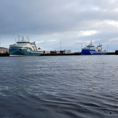 Drangey SK2 og Brimstogarinn Akurey AK10 í Sauðárkrókshöfn í gær. Mynd: PF.