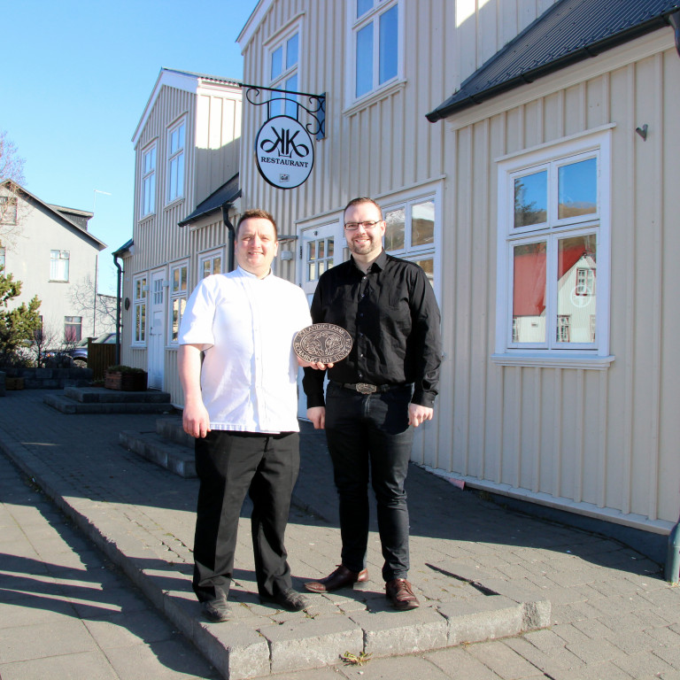 Mynd: Stefán Svansson , yfirmatreiðslumaður á KK restaurant, tekur við skildi Markaðsráðs kindakjöts af Ástþóri Erni Árnasyni, formanni Félags sauðfjárbænda í Skagafirði. Mynd: PF.