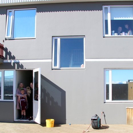 Pétur Ingi Björnsson og Regína Gunnarsdóttir þurftu að splitta fjölskyldunni á sitt hvora hæðina, sóttkví á neðri en einangrun á efri. Mynd: PF.