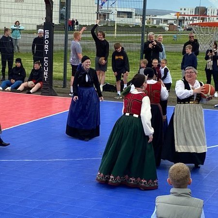 Peysufatapæjurnar og Upphlutsgellurnar eigast við í upphafsleik götukörfuboltamóts sem fram fór á 17. júní hátíðarhöldum í Skagafirði. Frá vinstri talið: Guðrún Ingólfsdóttir, Inga Rún Guðjónsdóttir, Sigríður Ingólfsdóttir og Svava María Ögmundardóttir framan við hana og loks Ásta Ólöf Jónsdóttir með boltann. Á myndina vantar Jóhönnu Björnsdóttur sem líka tók þátt. Aðsend mynd.