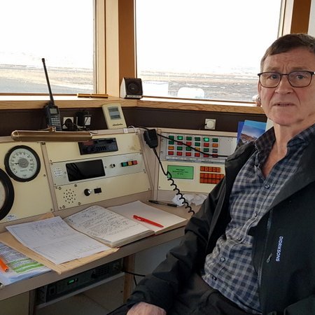 Sigurður Frostason við stjórnborðið í flugturni Alexandersflugvallar á Sauðárkróki. Mynd: PF.